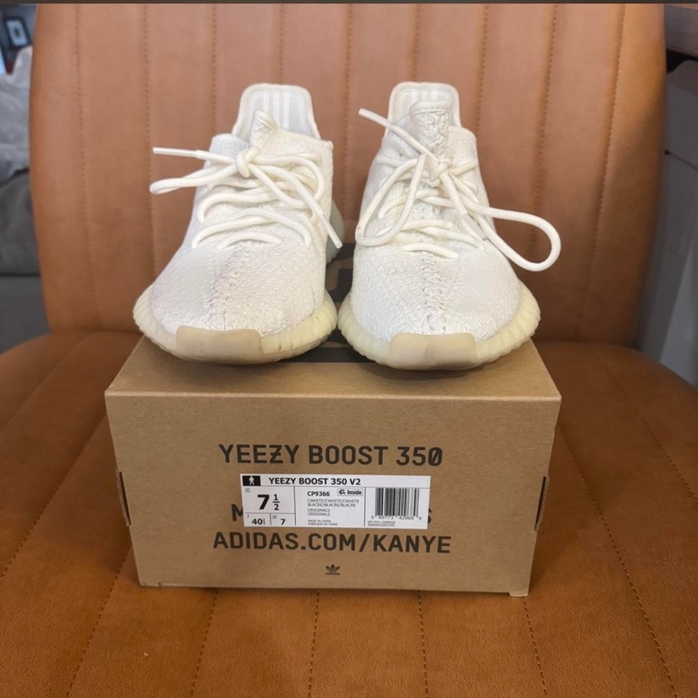 Yeezy Boost 350 V2 white trainers. Size US 7.5.
Only worn once!